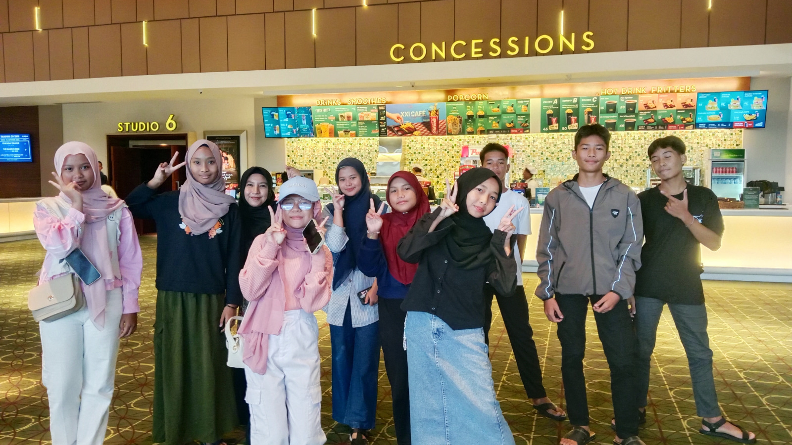 OLCE Bimbel Hadirkan Outing Class Nonton Bareng, Belajar Nilai dan Kebersamaan